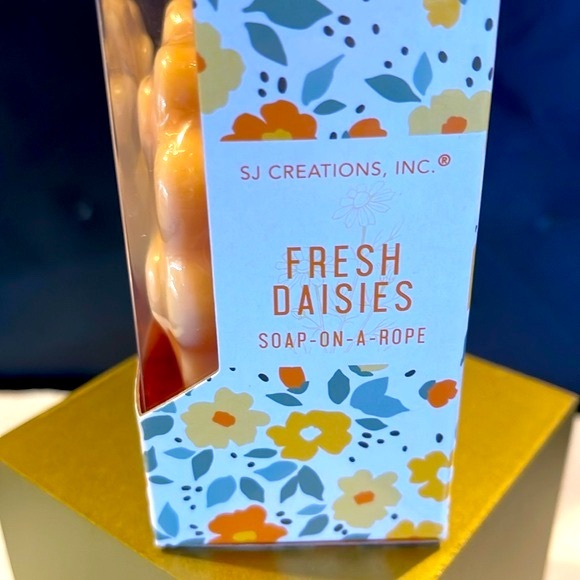 🔥SOAP ON A ROPE🔥FRESH DASIES FLOWER SHAPED SOAP, GREAT FOR TRAVEL OR GIFT NWT - Picture 5 of 6